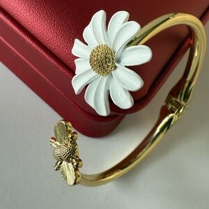 🐝 Gold Bee 🐝 and 🌼 White Daisy🌼 Gold Bangle Bracelet.